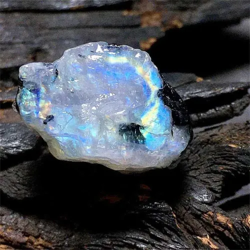 Comparing moonstone adularescence under different light sources