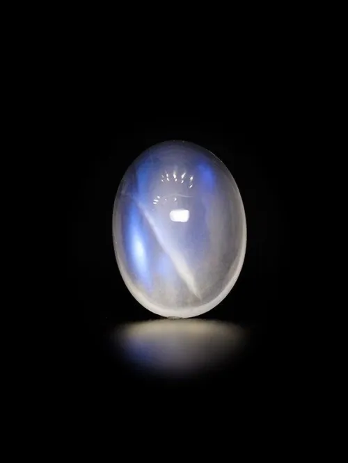 Comparing weak vs. strong adularescence under directed light