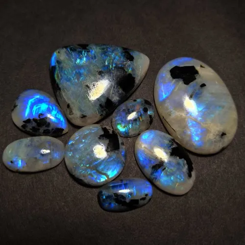 Comparison of moonstone color types